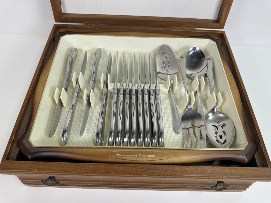 Just Added - Community Stainless By Oneida Silversmiths With Case - Service For Approximately 8 Guests 15.5W X 13D X 5H [Photo 4]