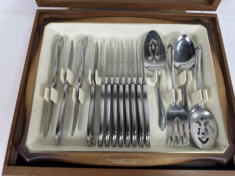 Just Added - Community Stainless By Oneida Silversmiths With Case - Service For Approximately 8 Guests 15.5W X 13D X 5H [Photo 5]