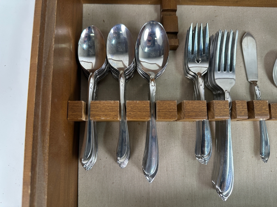 Just Added - Community Stainless By Oneida Silversmiths With Case - Service For Approximately 8 Guests 15.5W X 13D X 5H [Photo 9]