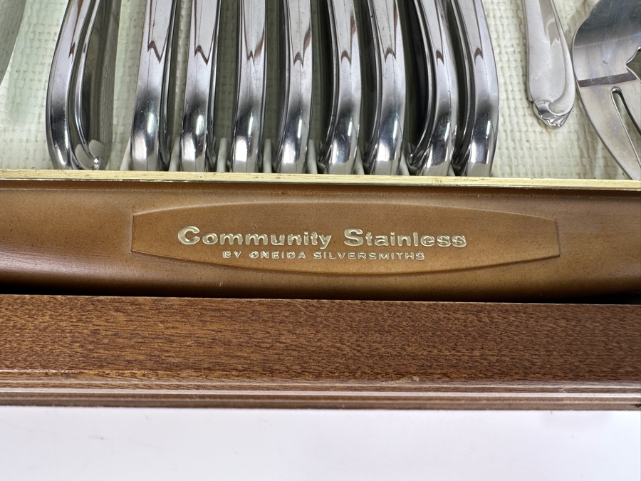 Just Added - Community Stainless By Oneida Silversmiths With Case - Service For Approximately 8 Guests 15.5W X 13D X 5H [Photo 6]