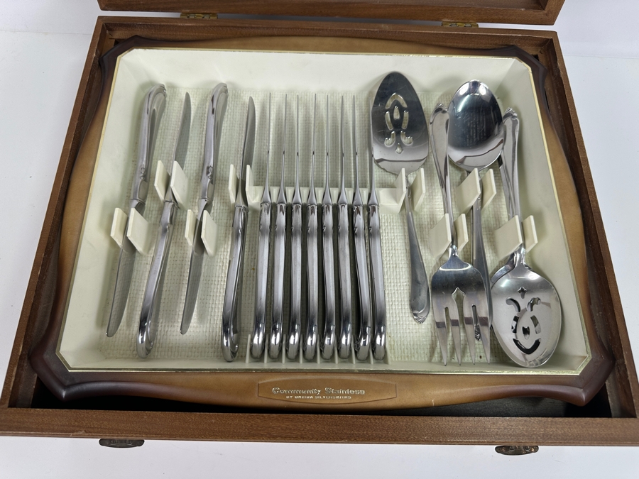 Just Added - Community Stainless By Oneida Silversmiths With Case - Service For Approximately 8 Guests 15.5W X 13D X 5H [Photo 7]