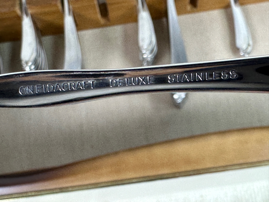Just Added - Community Stainless By Oneida Silversmiths With Case - Service For Approximately 8 Guests 15.5W X 13D X 5H [Photo 10]