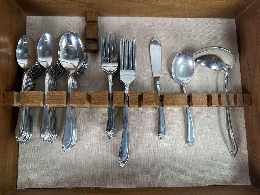 Just Added - Community Stainless By Oneida Silversmiths With Case - Service For Approximately 8 Guests 15.5W X 13D X 5H [Photo 8]