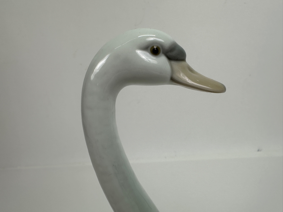 Vintage Lladro Graceful Swan Figurine 5230 9W X 8.5H [Photo 2]