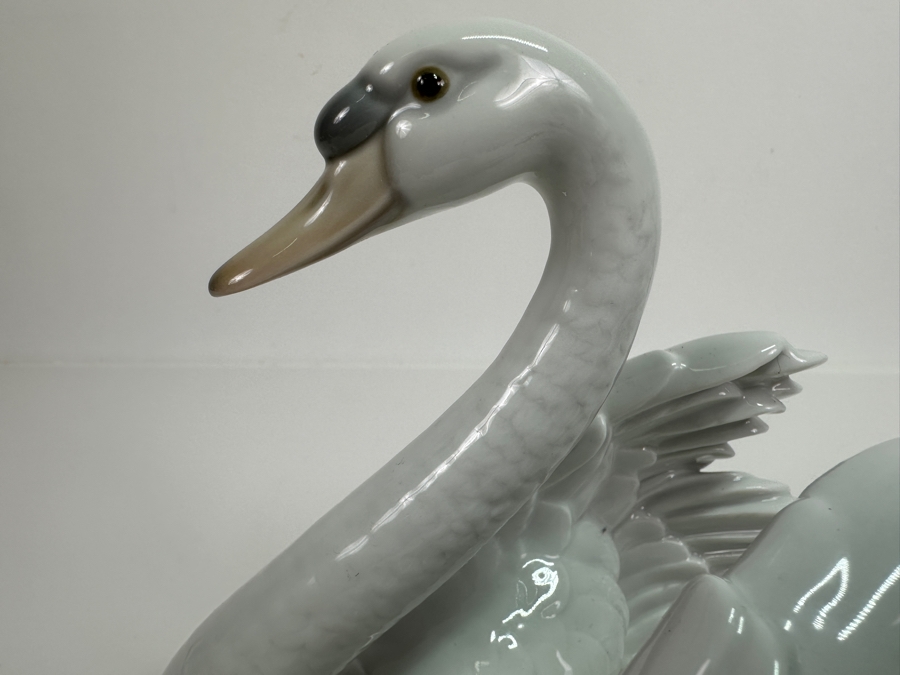 Vintage Lladro Swan 5231 Figurine 8W X 5D X 7H [Photo 3]