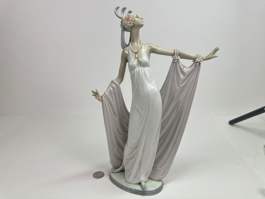 Vintage Lladro Grand Dame 01001568 Figurine 13.5H Retails $515 [Photo 8]