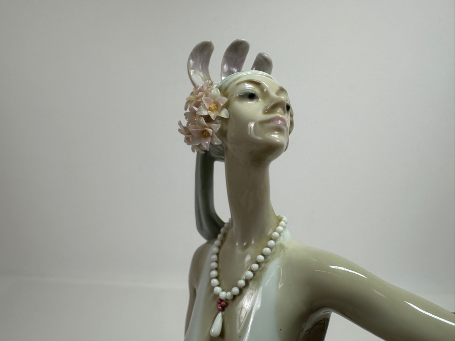 Vintage Lladro Grand Dame 01001568 Figurine 13.5H Retails $515 [Photo 3]