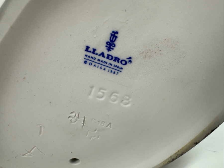 Vintage Lladro Grand Dame 01001568 Figurine 13.5H Retails $515 [Photo 13]