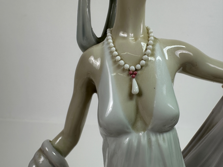 Vintage Lladro Grand Dame 01001568 Figurine 13.5H Retails $515 [Photo 11]