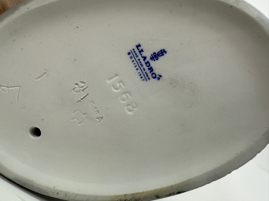 Vintage Lladro Grand Dame 01001568 Figurine 13.5H Retails $515 [Photo 12]