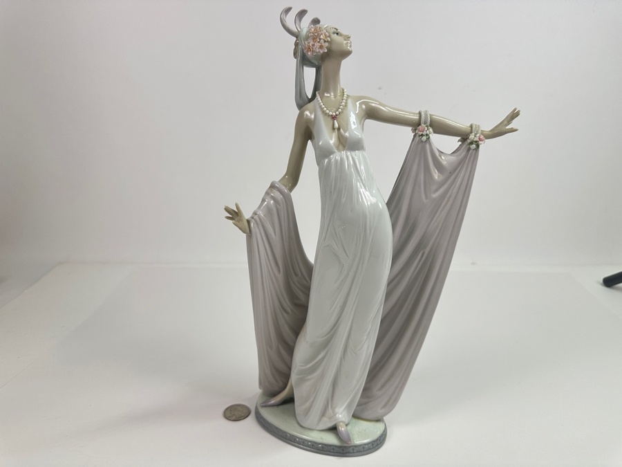 Vintage Lladro Grand Dame 01001568 Figurine 13.5H Retails $515 [Photo 2]