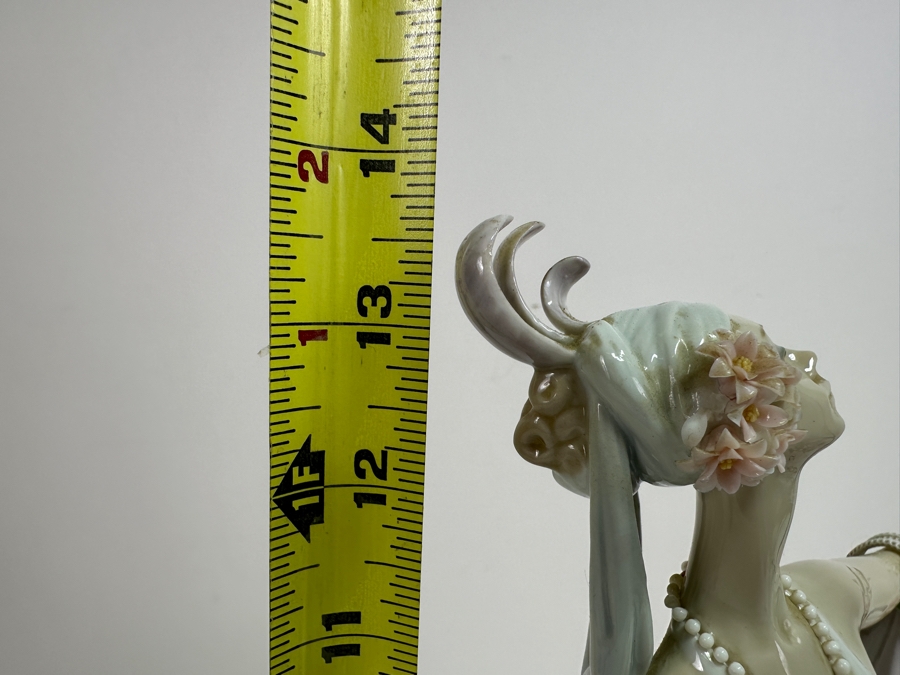 Vintage Lladro Grand Dame 01001568 Figurine 13.5H Retails $515 [Photo 14]