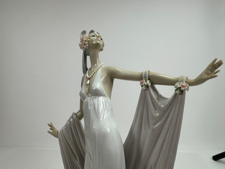 Vintage Lladro Grand Dame 01001568 Figurine 13.5H Retails $515 [Photo 6]