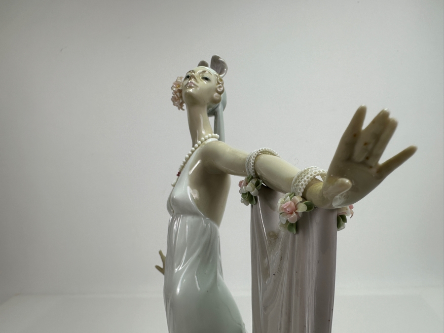 Vintage Lladro Grand Dame 01001568 Figurine 13.5H Retails $515 [Photo 5]