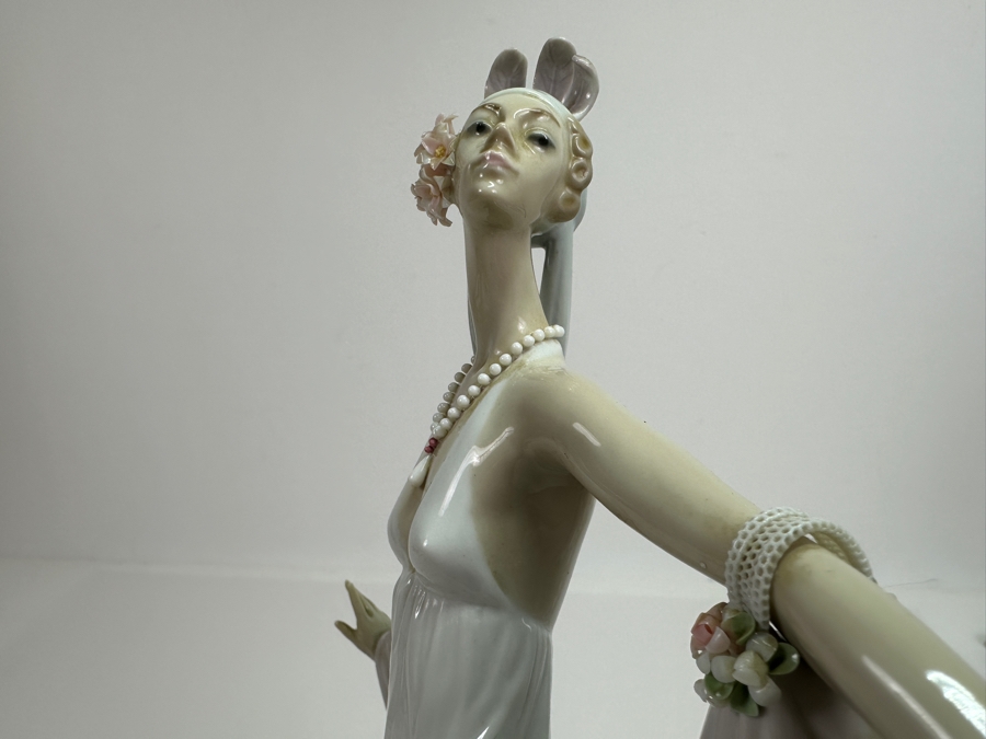 Vintage Lladro Grand Dame 01001568 Figurine 13.5H Retails $515 [Photo 4]