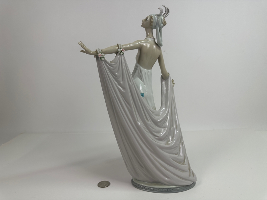 Vintage Lladro Grand Dame 01001568 Figurine 13.5H Retails $515 [Photo 10]