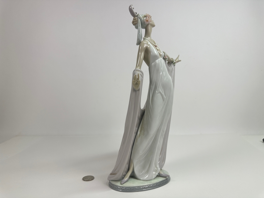 Vintage Lladro Grand Dame 01001568 Figurine 13.5H Retails $515 [Photo 9]