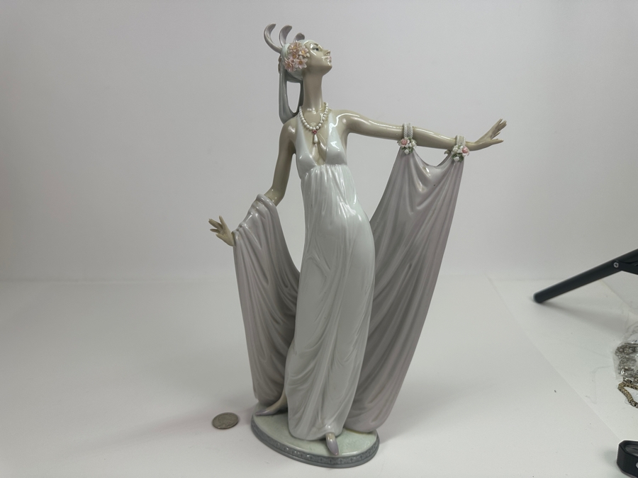 Vintage Lladro Grand Dame 01001568 Figurine 13.5H Retails $515 [Photo 7]