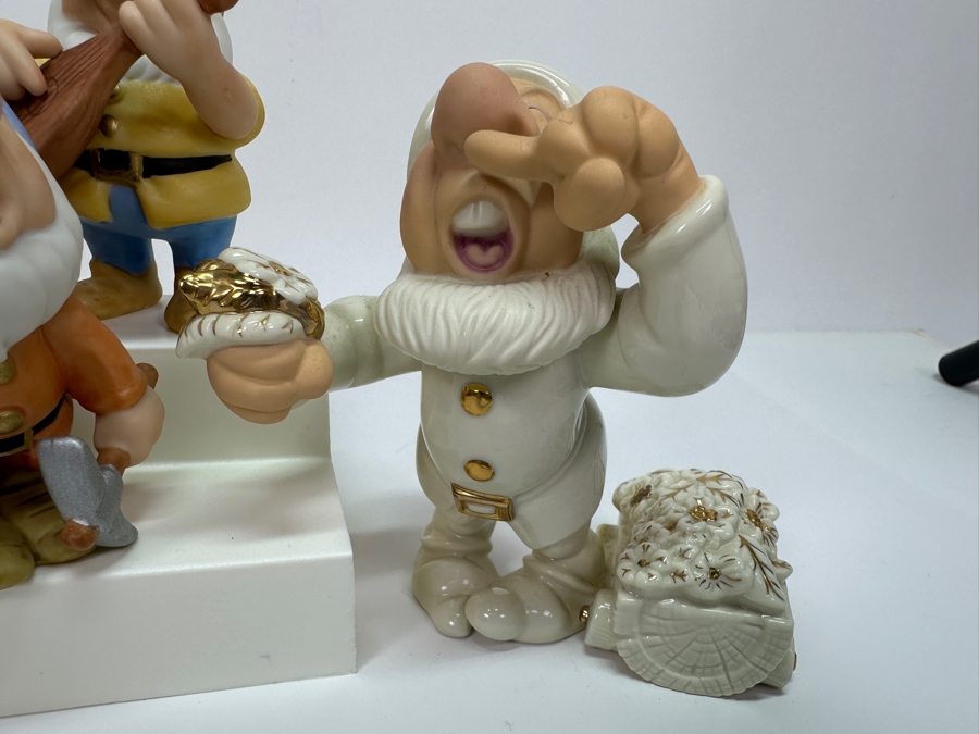 Disney Snow White And The Seven Dwarfs Figurines With Display [Photo 3]