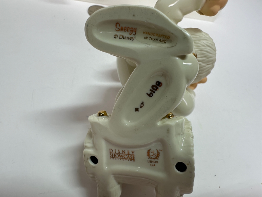 Disney Snow White And The Seven Dwarfs Figurines With Display [Photo 5]