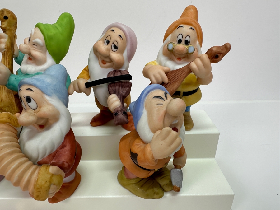 Disney Snow White And The Seven Dwarfs Figurines With Display [Photo 9]