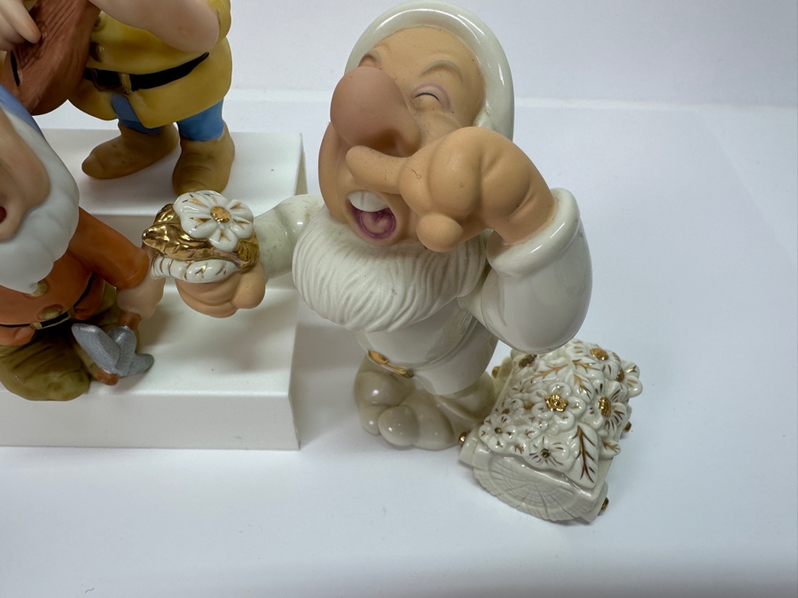 Disney Snow White And The Seven Dwarfs Figurines With Display [Photo 4]