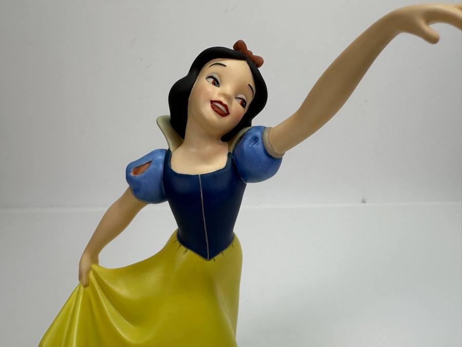 Walt Disney Classics Collection Snow White And The Seven Dwarfs 'The Fairest One Of All' Porcelain Figurine 8H [Photo 2]