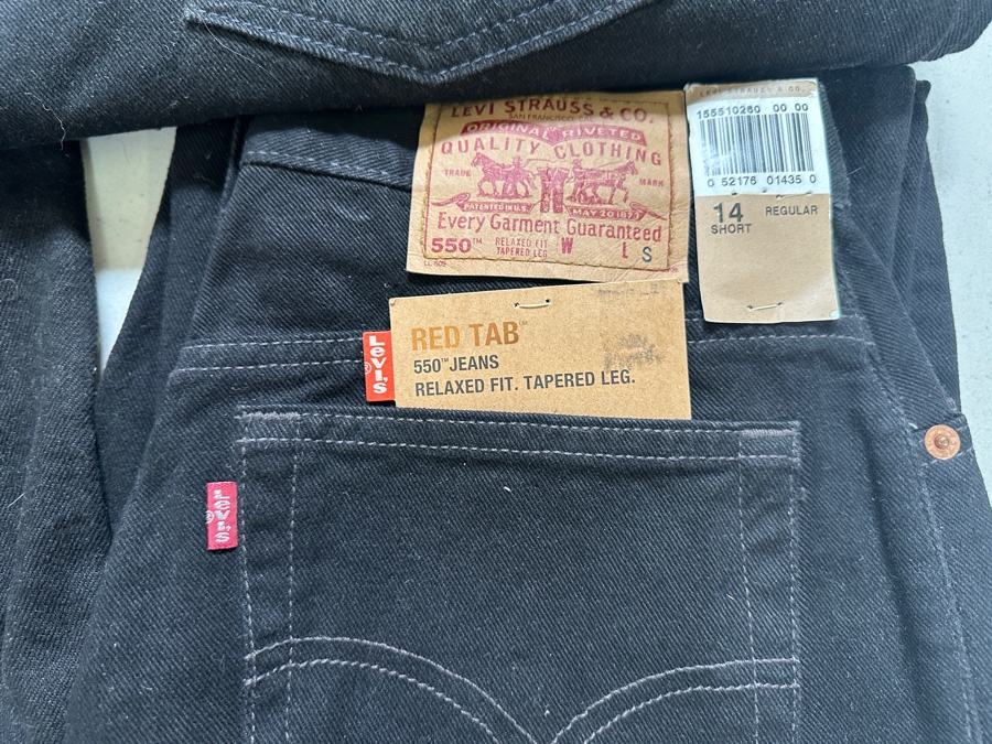Collection Of Women's LEVI'S Jeans & Shorts Of Various Sizes [Photo 3]