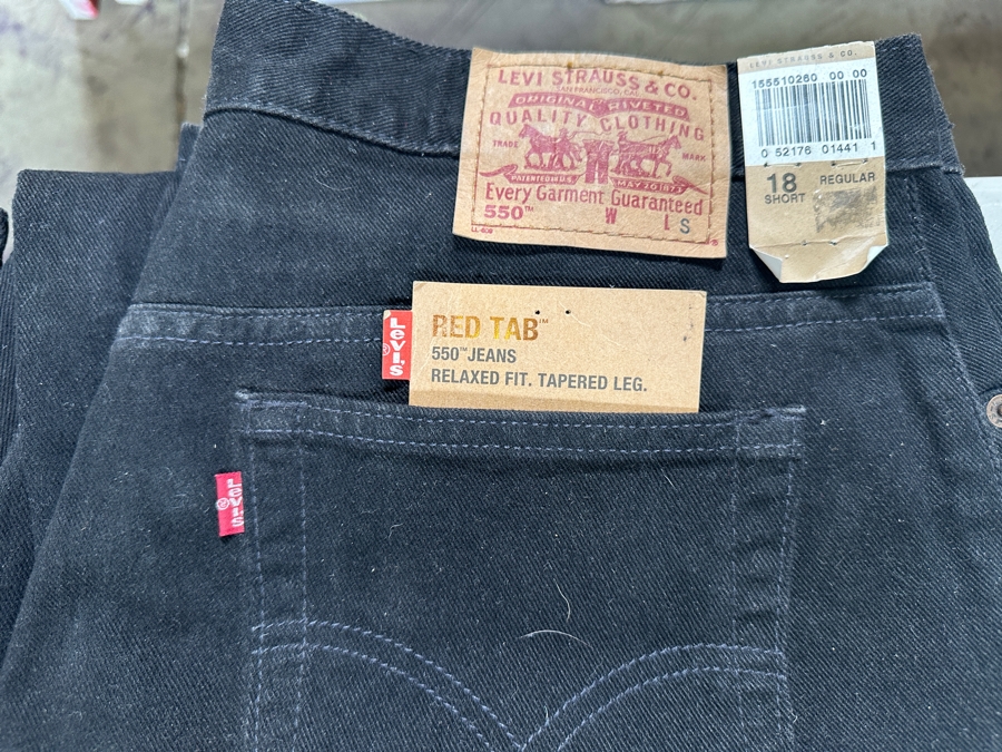 Collection Of Women's LEVI'S Jeans & Shorts Of Various Sizes [Photo 2]