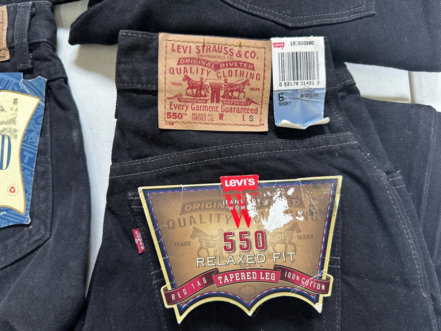 Collection Of Women's LEVI'S Jeans & Shorts Of Various Sizes [Photo 4]