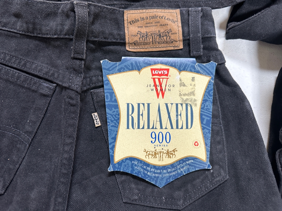 Collection Of Women's LEVI'S Jeans & Shorts Of Various Sizes [Photo 6]