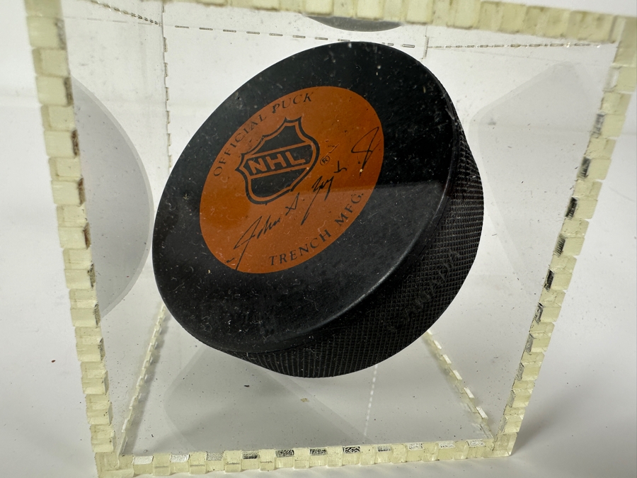 Bobby Hull Autographed Hockey Puck Chicago Blackhawks NHL In Acrylic Display Case [Photo 6]