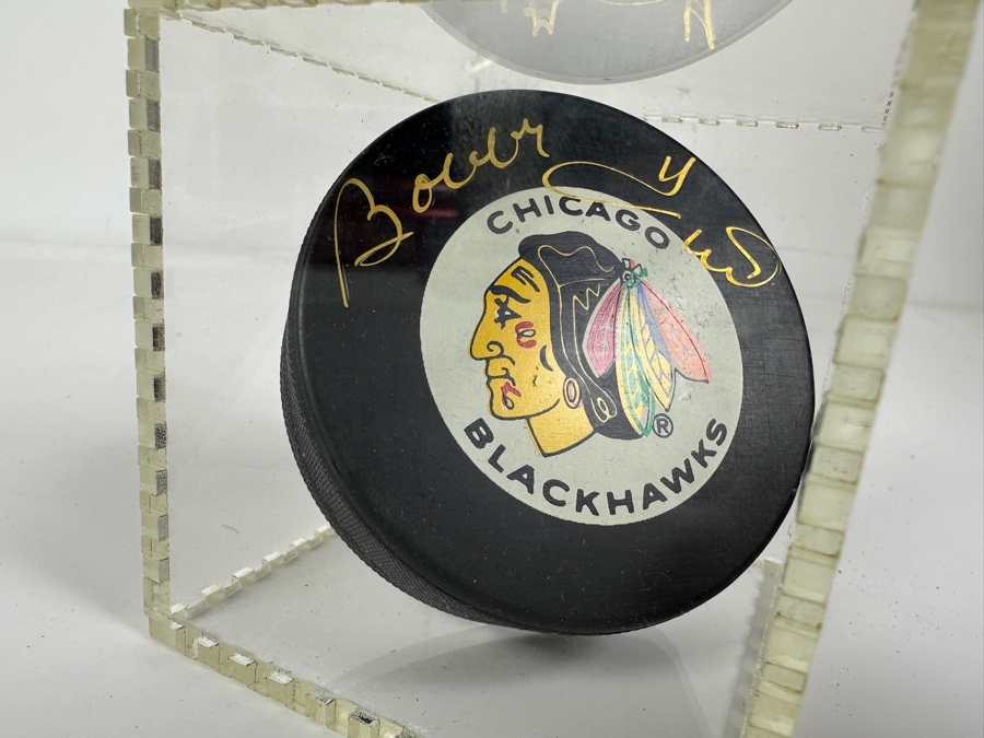Bobby Hull Autographed Hockey Puck Chicago Blackhawks NHL In Acrylic Display Case [Photo 2]