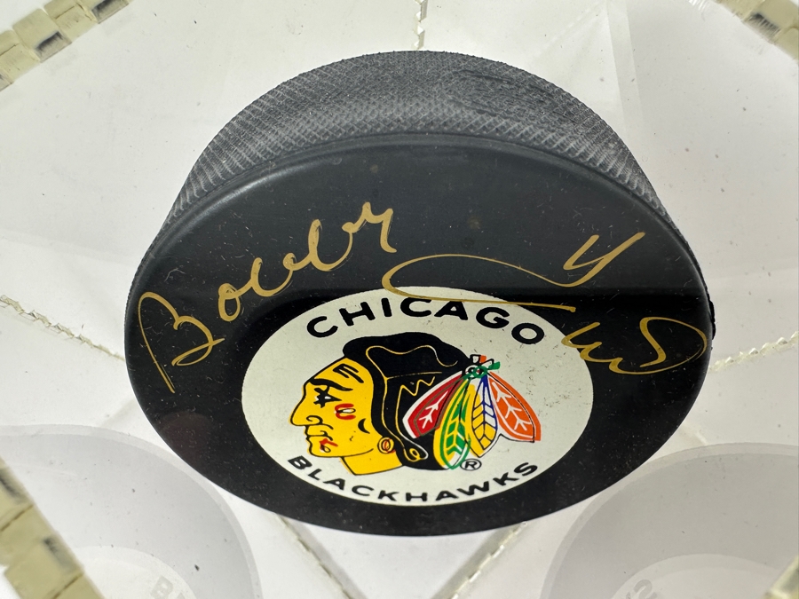 Bobby Hull Autographed Hockey Puck Chicago Blackhawks NHL In Acrylic Display Case [Photo 4]