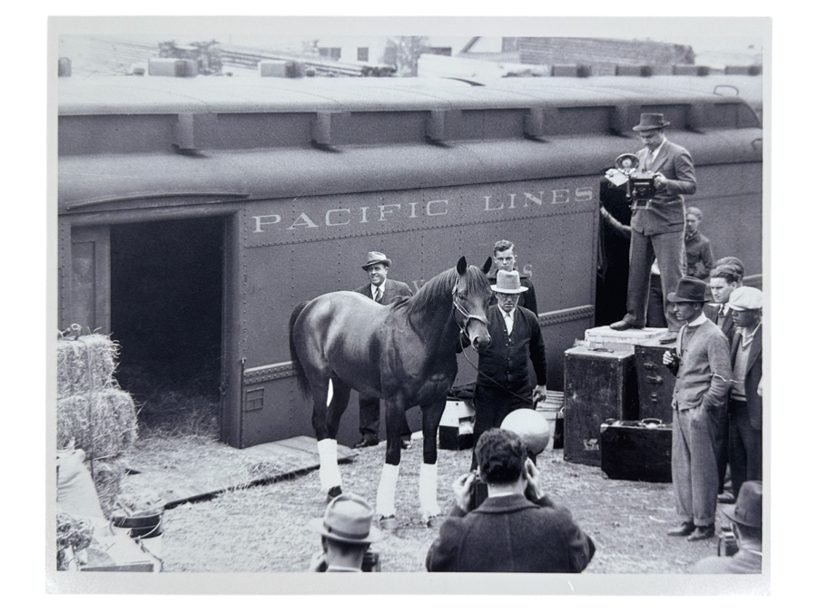 B&W Photograph Of Seabisquit Champion Thoroughbred Racehorse Arriving At Belmont Park In 1938 Via Pacific Lines Railroad Photo 10 X 8 [Photo 1]