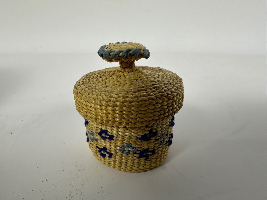 Just Added - Small Woven Native American Alaskan Box With Lid (L), Manitoulin Island Ontario Canada Quill Box With Porcupine Quill Embroidery Work (M) And A Akutan Aleutians Alaska Small Box With Lid [Photo 6]