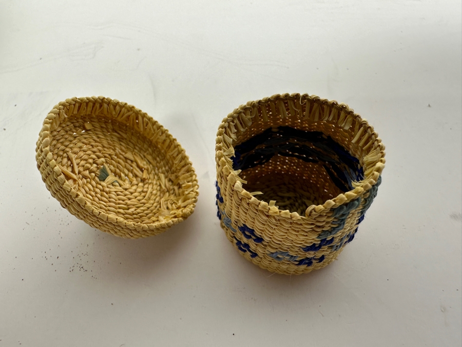 Just Added - Small Woven Native American Alaskan Box With Lid (L), Manitoulin Island Ontario Canada Quill Box With Porcupine Quill Embroidery Work (M) And A Akutan Aleutians Alaska Small Box With Lid [Photo 7]