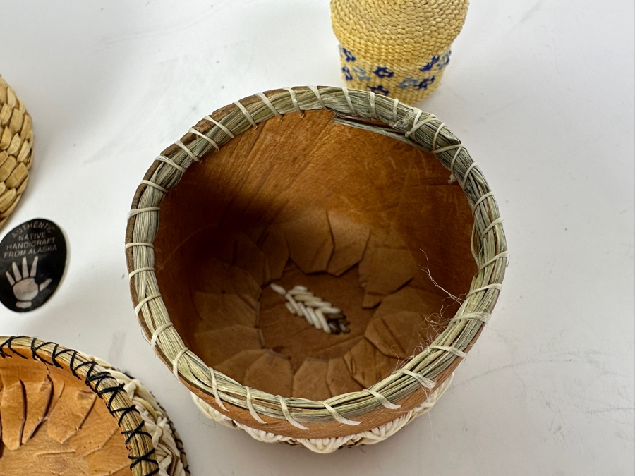 Just Added - Small Woven Native American Alaskan Box With Lid (L), Manitoulin Island Ontario Canada Quill Box With Porcupine Quill Embroidery Work (M) And A Akutan Aleutians Alaska Small Box With Lid [Photo 5]