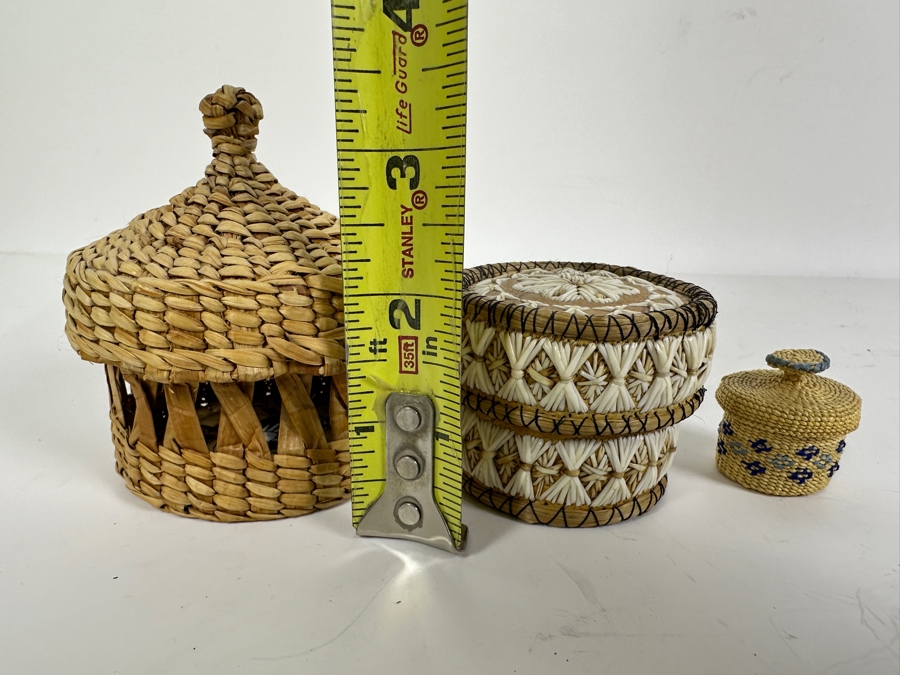 Just Added - Small Woven Native American Alaskan Box With Lid (L), Manitoulin Island Ontario Canada Quill Box With Porcupine Quill Embroidery Work (M) And A Akutan Aleutians Alaska Small Box With Lid [Photo 8]