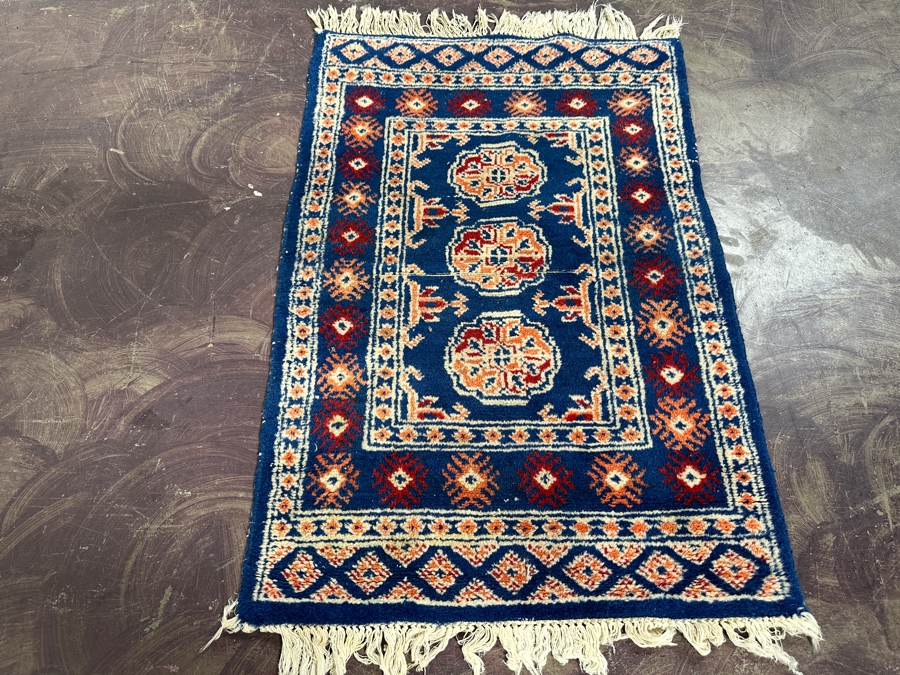 Hand Knotted Wool Persian Area Rug 24.5 X 38 [Photo 2]