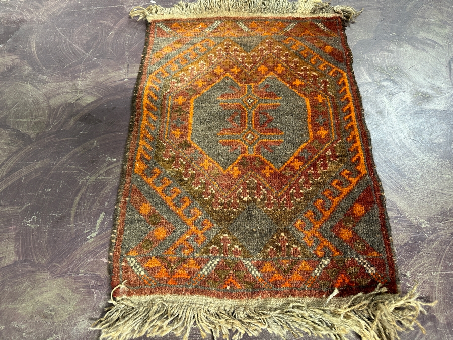 Hand Knotted Wool Persian Area Rug 18.5 X 26 [Photo 2]