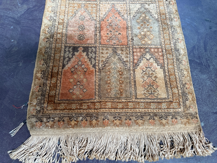 Hand Knotted Wool Persian Area Rug 22.5 X 42 [Photo 3]