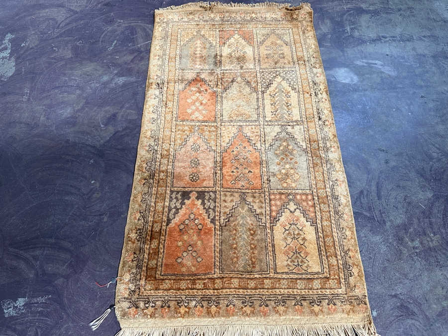 Hand Knotted Wool Persian Area Rug 22.5 X 42 [Photo 2]