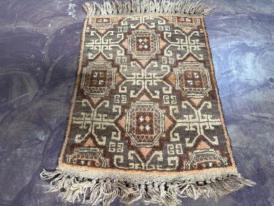 Hand Knotted Wool Persian Area Rug 19 X 26 [Photo 2]