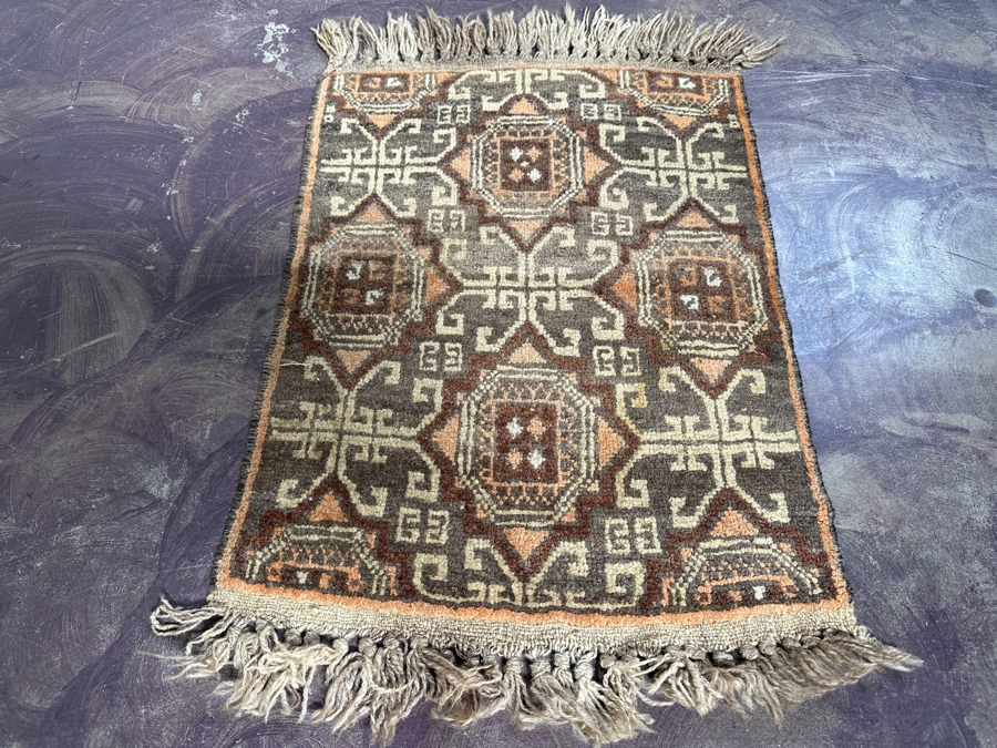 Hand Knotted Wool Persian Area Rug 19 X 26 [Photo 3]