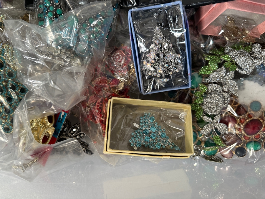 Just Added - Large Assortment Of Mainly New Costume Jewelry Necklaces, Brooches Pins & Bracelets [Photo 7]