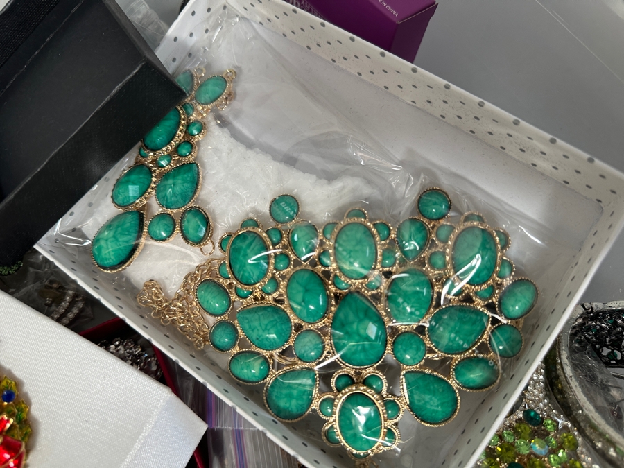 Just Added - Large Assortment Of Mainly New Costume Jewelry Necklaces, Brooches Pins & Bracelets [Photo 10]