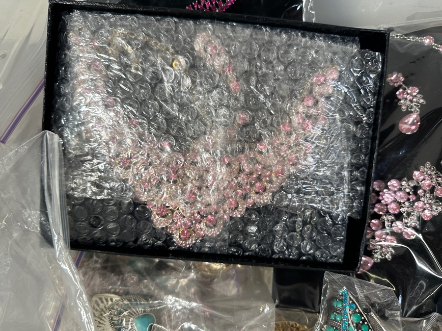 Just Added - Large Assortment Of Mainly New Costume Jewelry Necklaces, Brooches Pins & Bracelets [Photo 5]