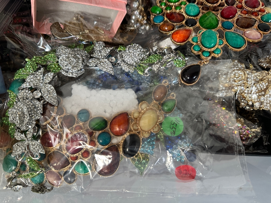 Just Added - Large Assortment Of Mainly New Costume Jewelry Necklaces, Brooches Pins & Bracelets [Photo 8]