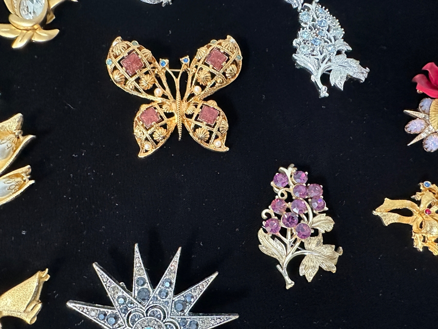 Just Added - Large Assortment Of Costume Jewelry Brooches Pins [Photo 9]